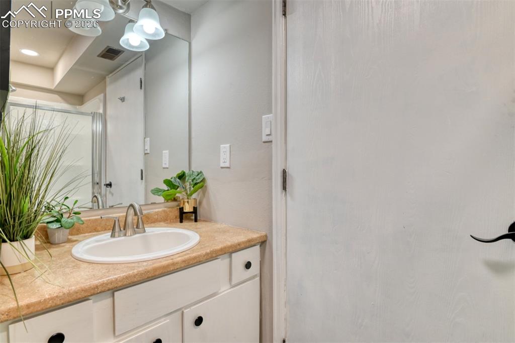 Image 24 of 46: Bathroom