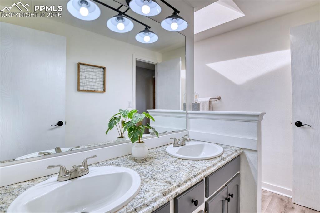 Image 32 of 46: Bathroom