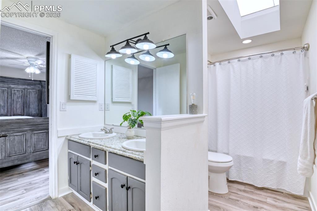 Image 33 of 46: Bathroom