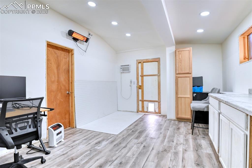 Image 38 of 46: Office