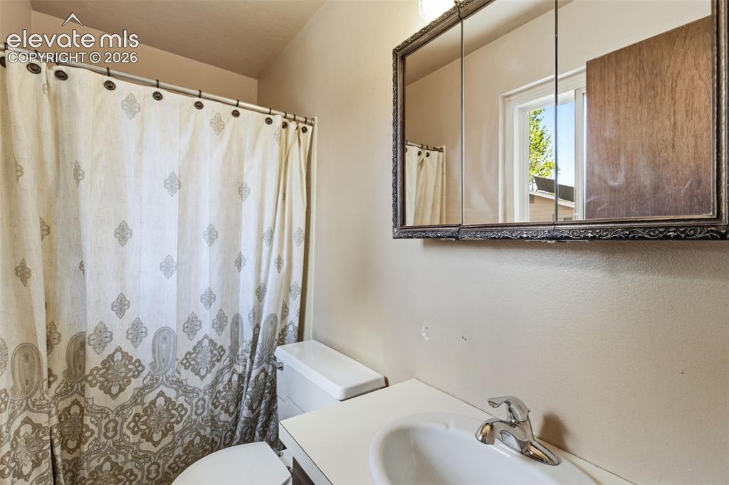 Image 14 of 27: Bathroom