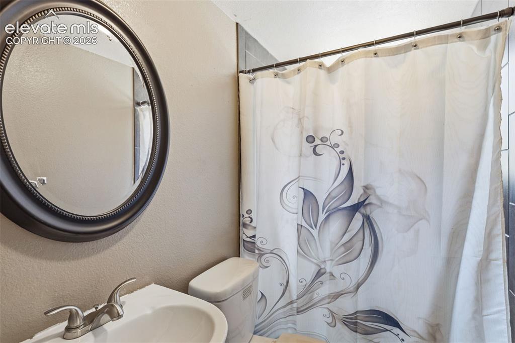 Image 17 of 27: Bathroom