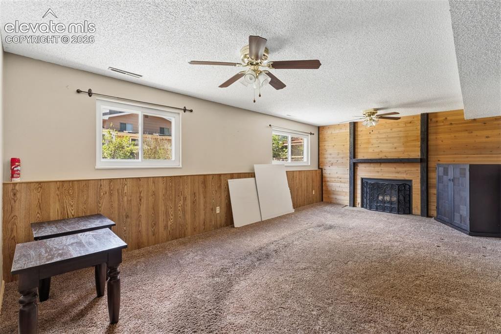 Image 18 of 27: Living Room