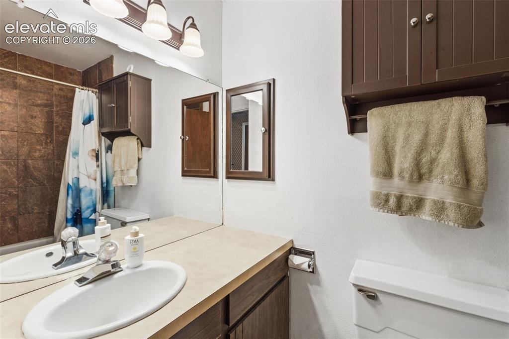 Image 20 of 27: Bathroom