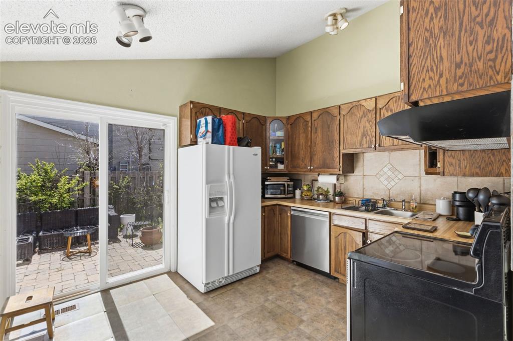 Image 8 of 27: Kitchen