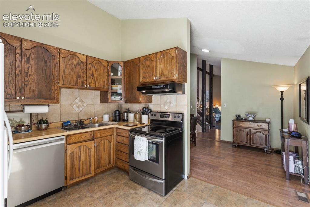 Image 9 of 27: Kitchen
