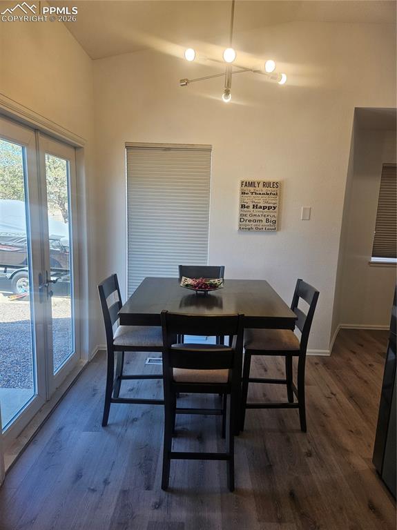 Image 10 of 21: Dining Area