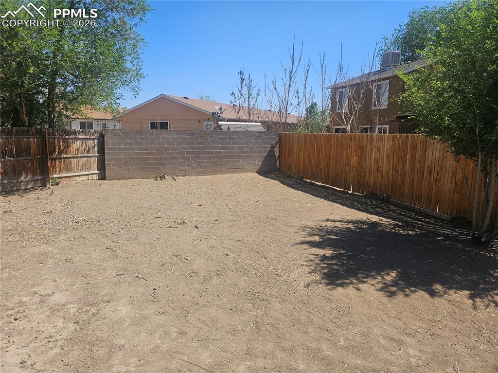 Image 18 of 21: Yard