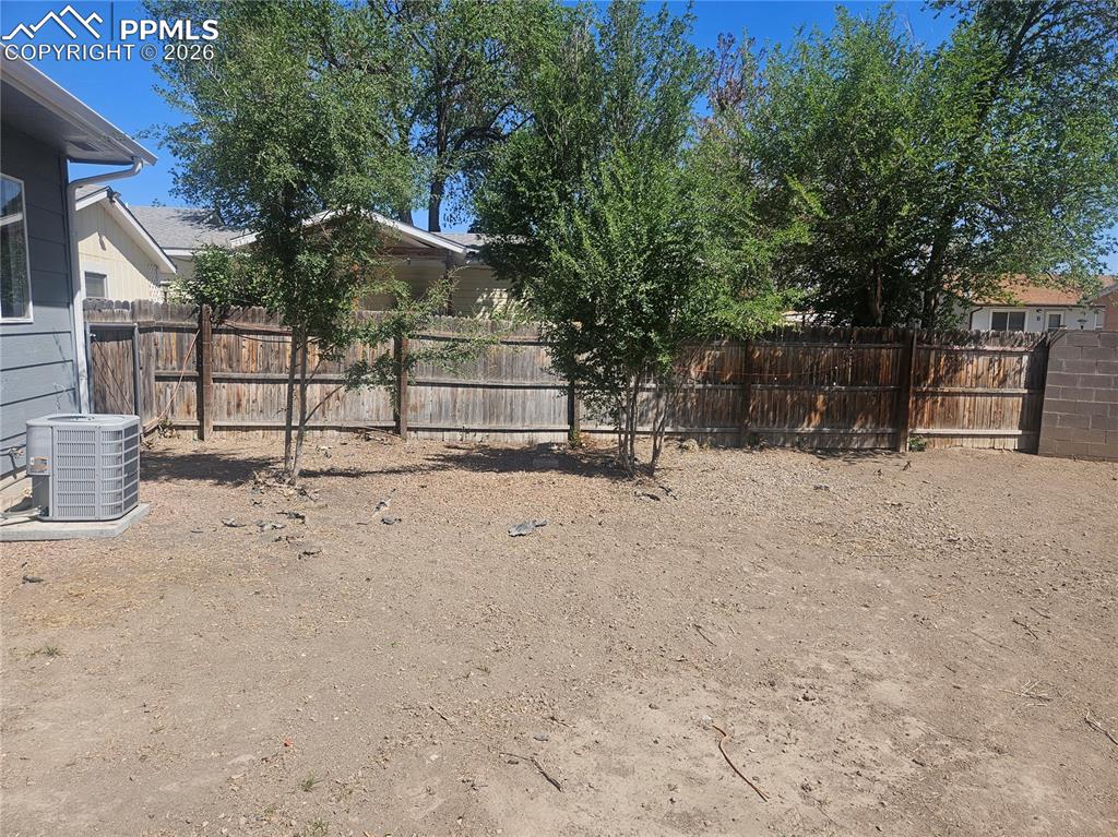 Image 19 of 21: Yard