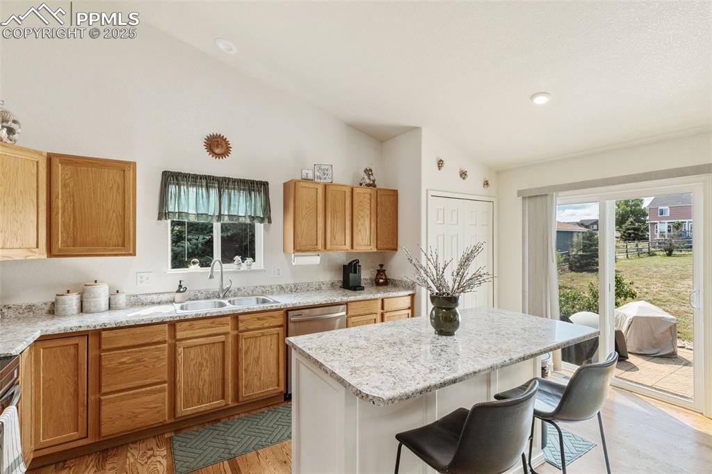 Image 14 of 47: Kitchen