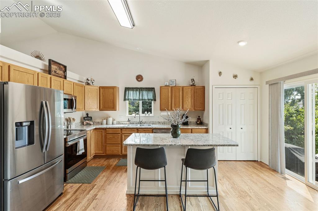 Image 15 of 47: Kitchen