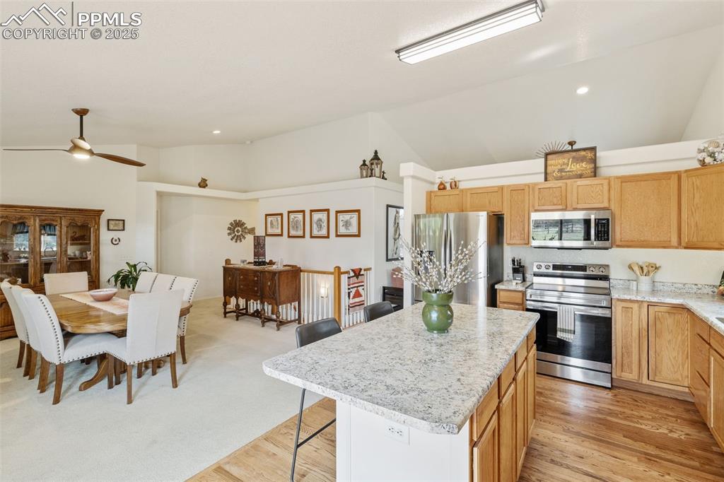 Image 17 of 47: Kitchen