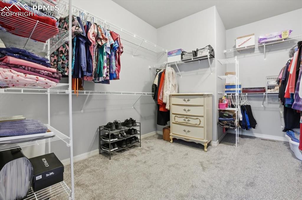 Image 18 of 30: Closet