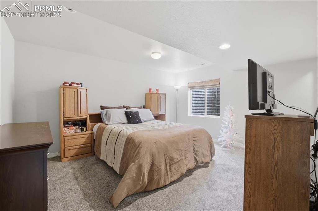 Image 25 of 30: Bedroom