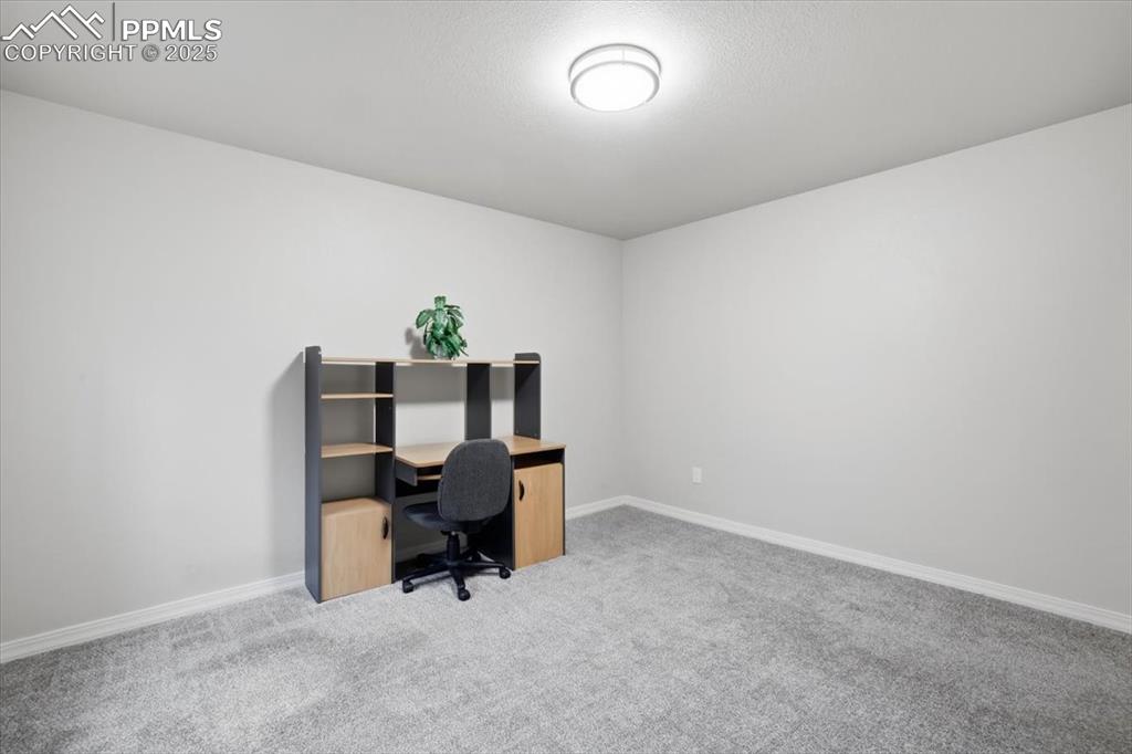 Image 27 of 30: Office