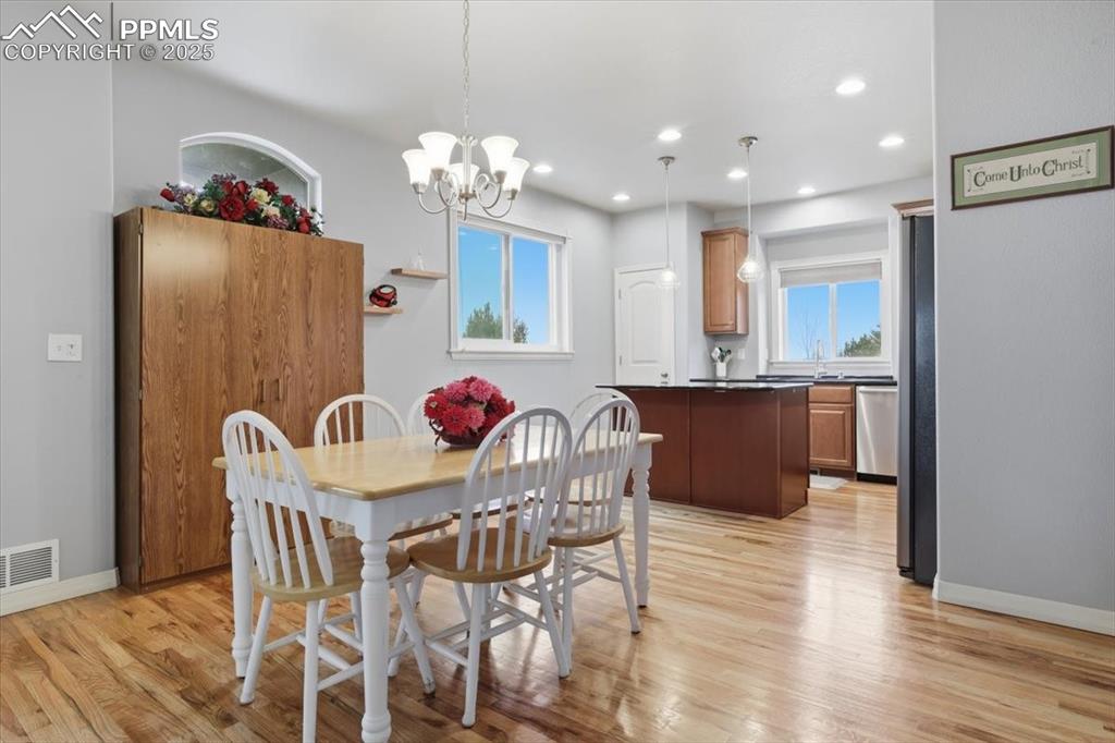 Image 9 of 30: Dining Area