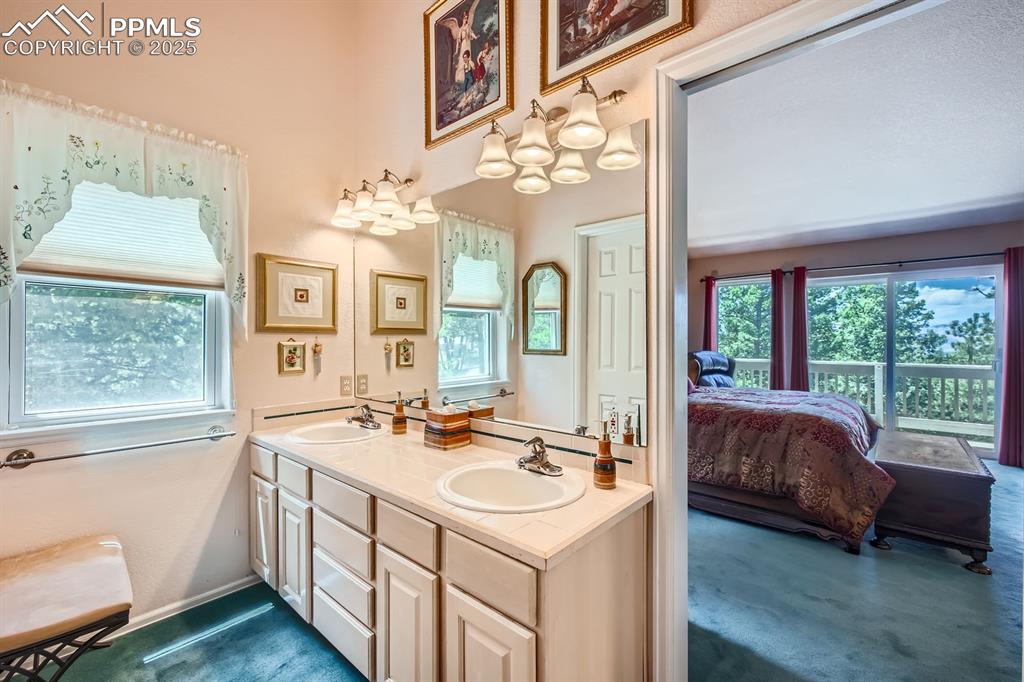 Image 17 of 28: Bathroom