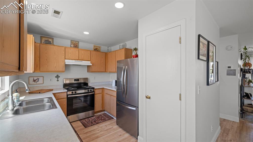 Image 12 of 37: Kitchen