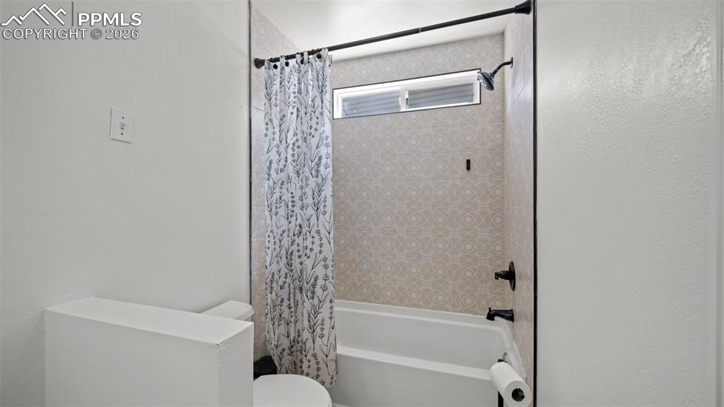 Image 16 of 37: Bathroom