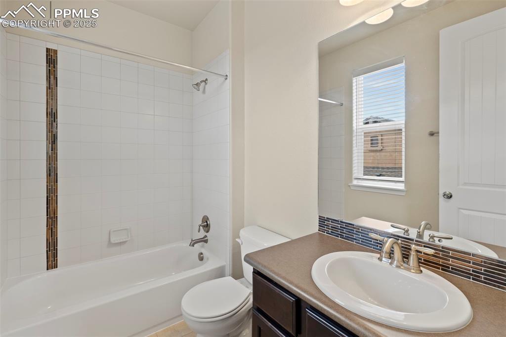 Image 16 of 48: Bathroom