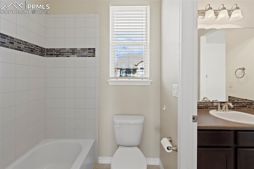 Image 22 of 48: Bathroom