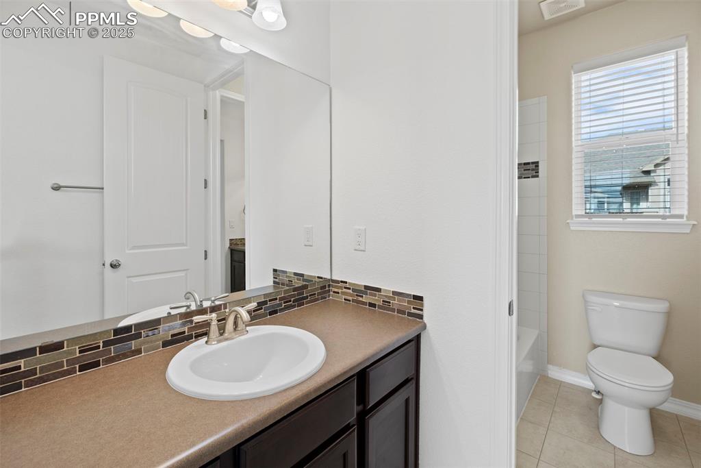 Image 23 of 48: Bathroom