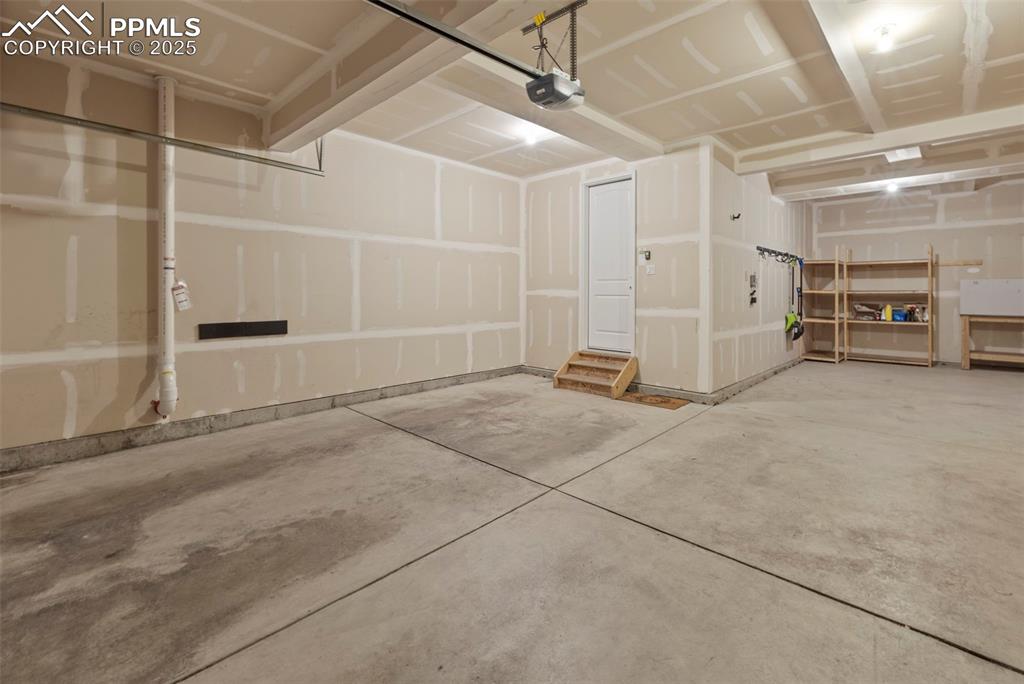 Image 45 of 48: Garage