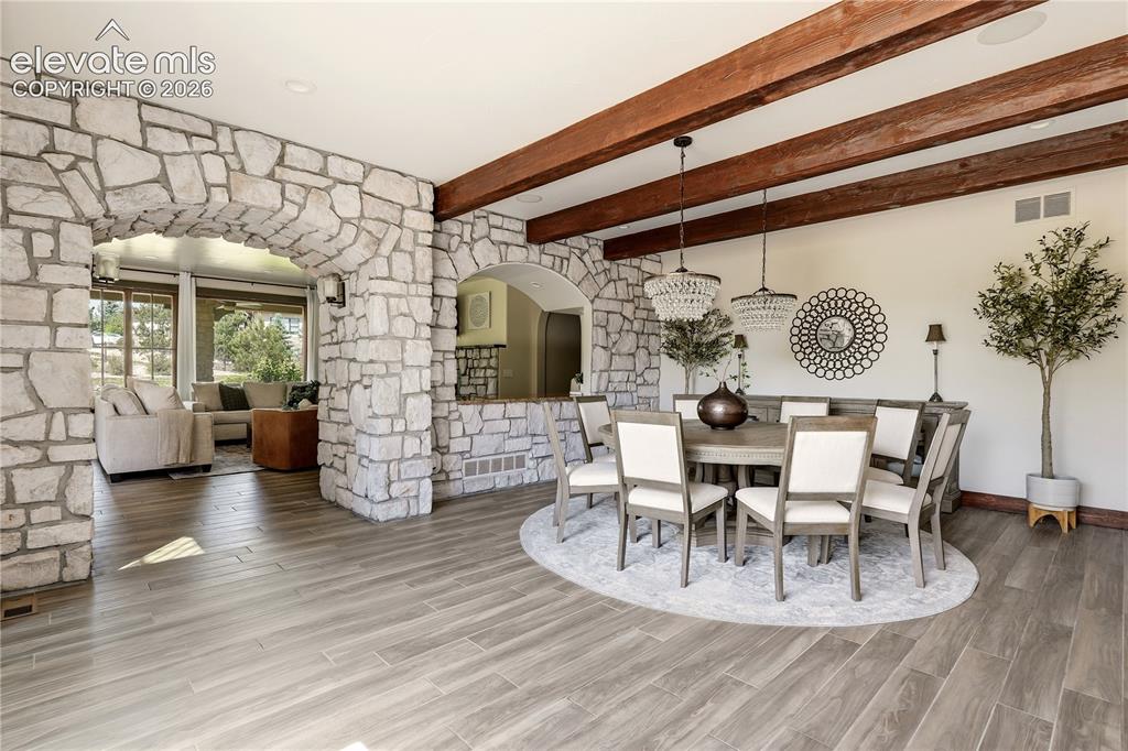 Image 14 of 46: Dining Area