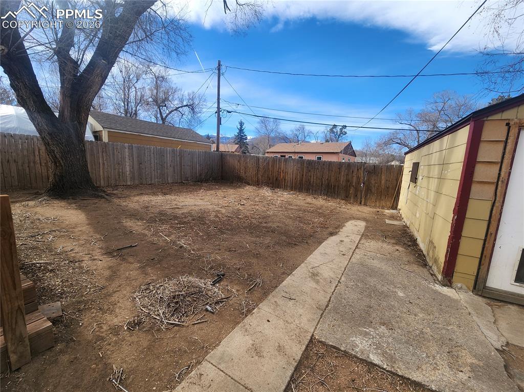 Image 14 of 16: Yard