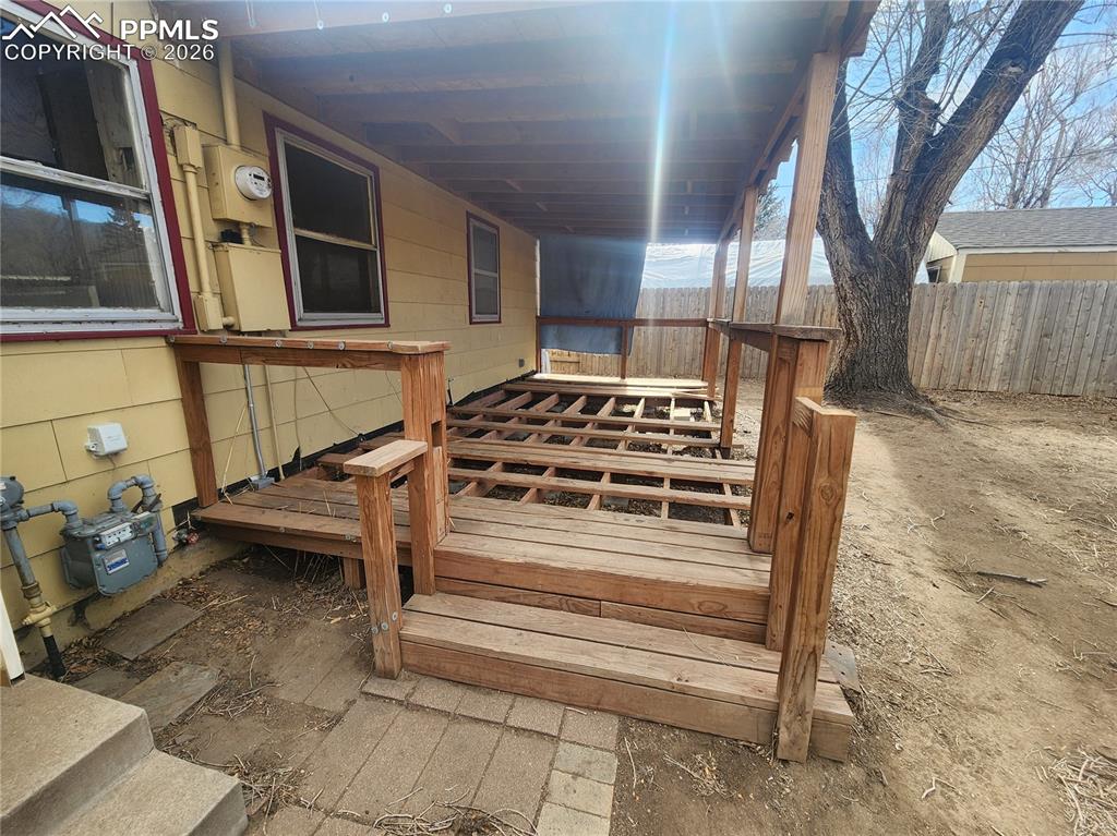 Image 15 of 16: Deck