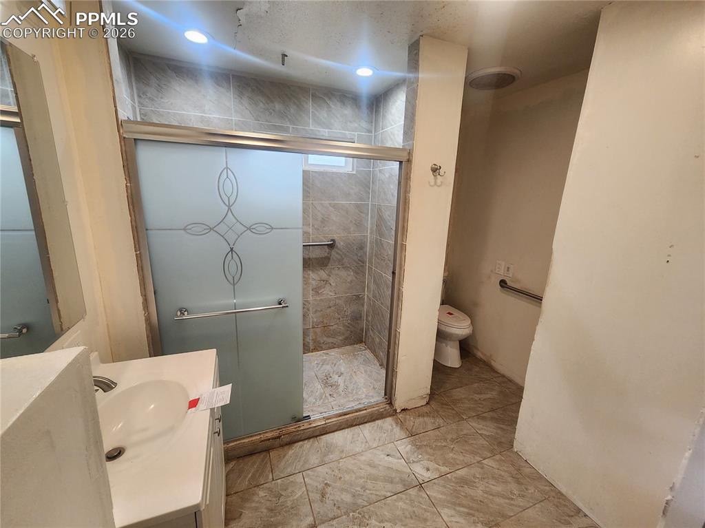 Image 7 of 16: Bathroom