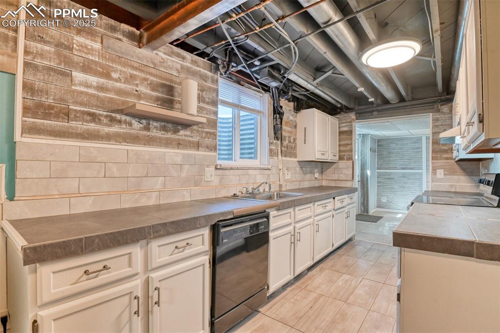 Image 23 of 47: Second Kitchen