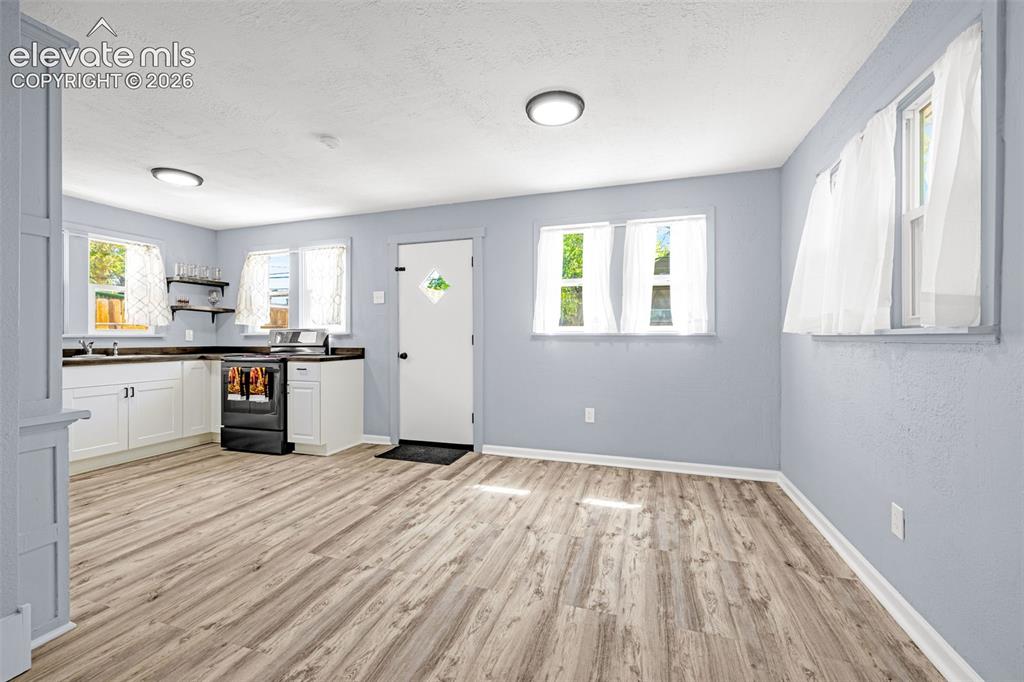 Image 10 of 25: Kitchen