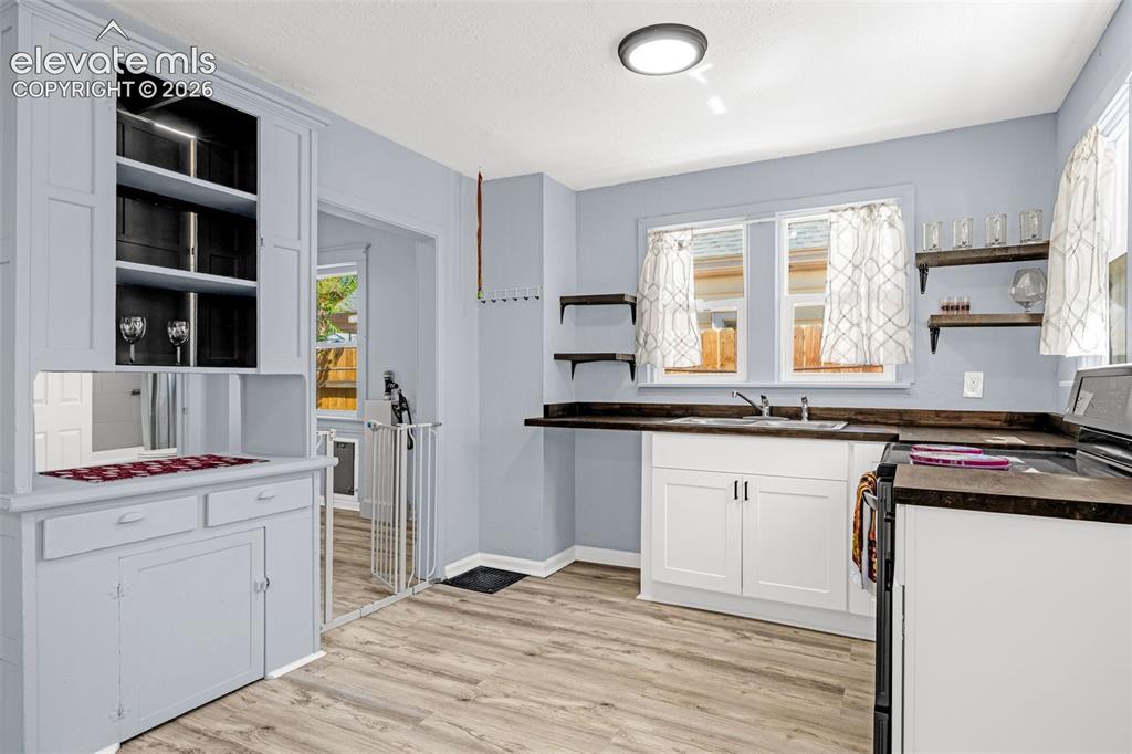 Image 11 of 25: Kitchen