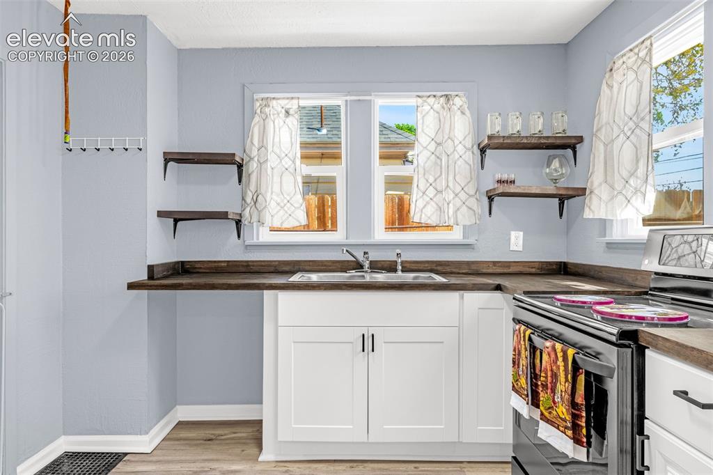 Image 12 of 25: Kitchen