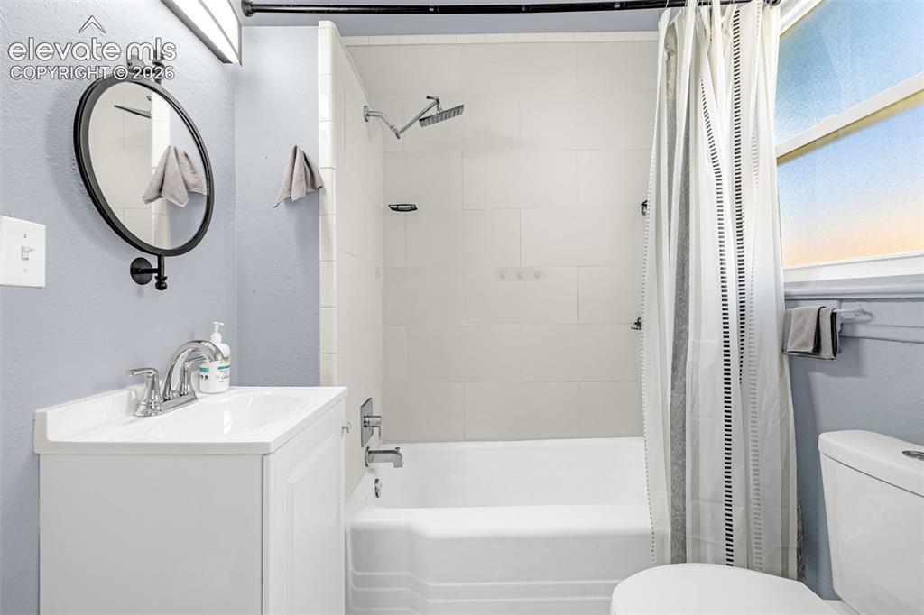 Image 16 of 25: Bathroom