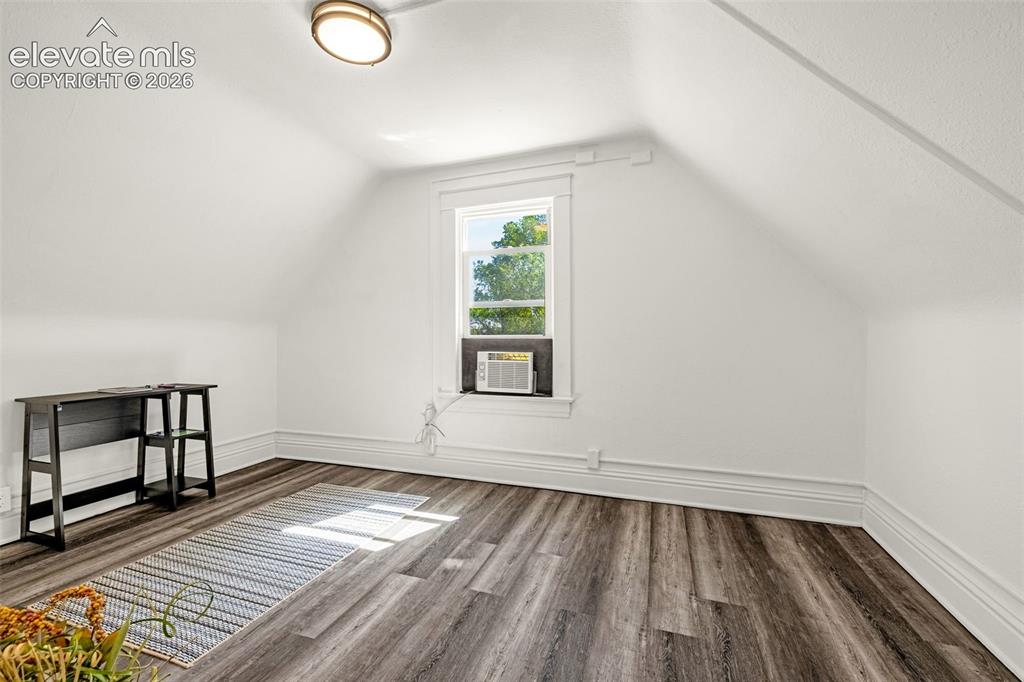 Image 19 of 25: Bedroom