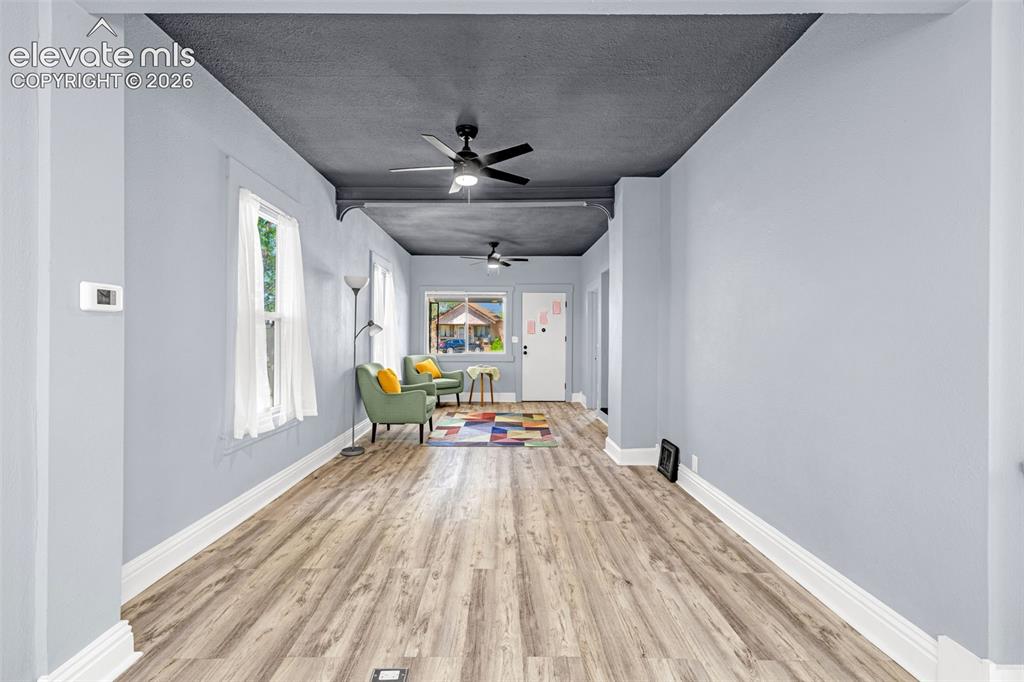 Image 7 of 25: Dining Area