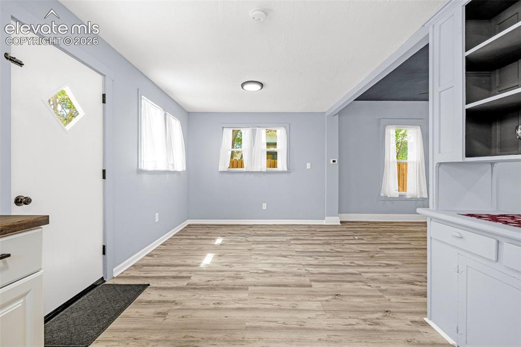 Image 8 of 25: Dining Area