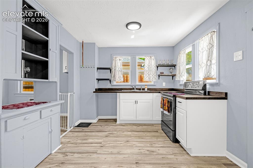 Image 9 of 25: Kitchen