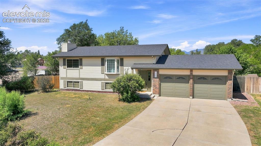 Image 31 of 33: Huge 1/4 acre lot offers space in front and around the home