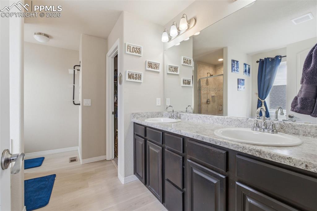 Image 12 of 22: Bathroom