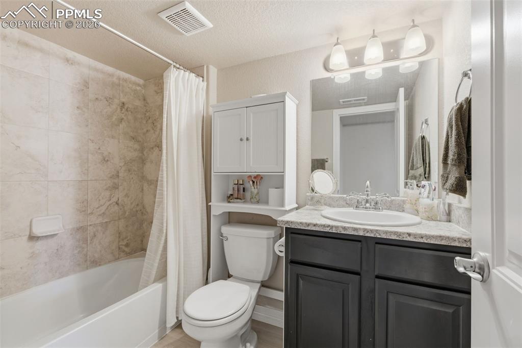 Image 16 of 22: Bathroom