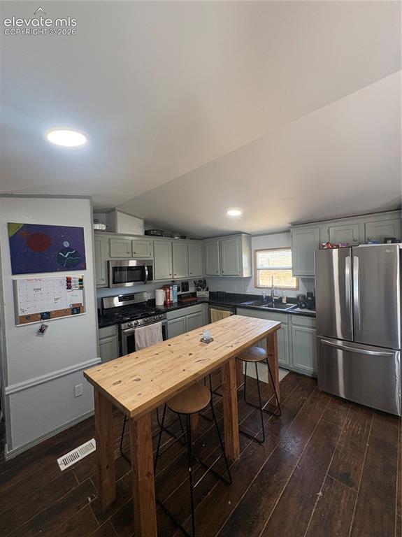 Image 10 of 15: Kitchen