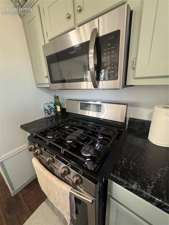 Image 11 of 15: Kitchen