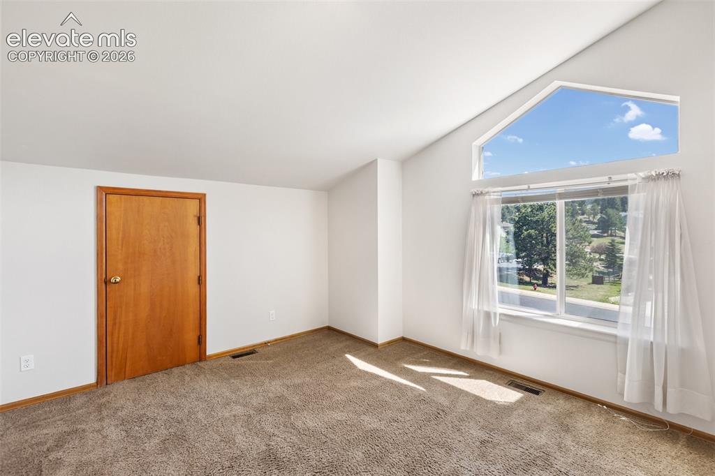 Image 19 of 33: Entertainment room