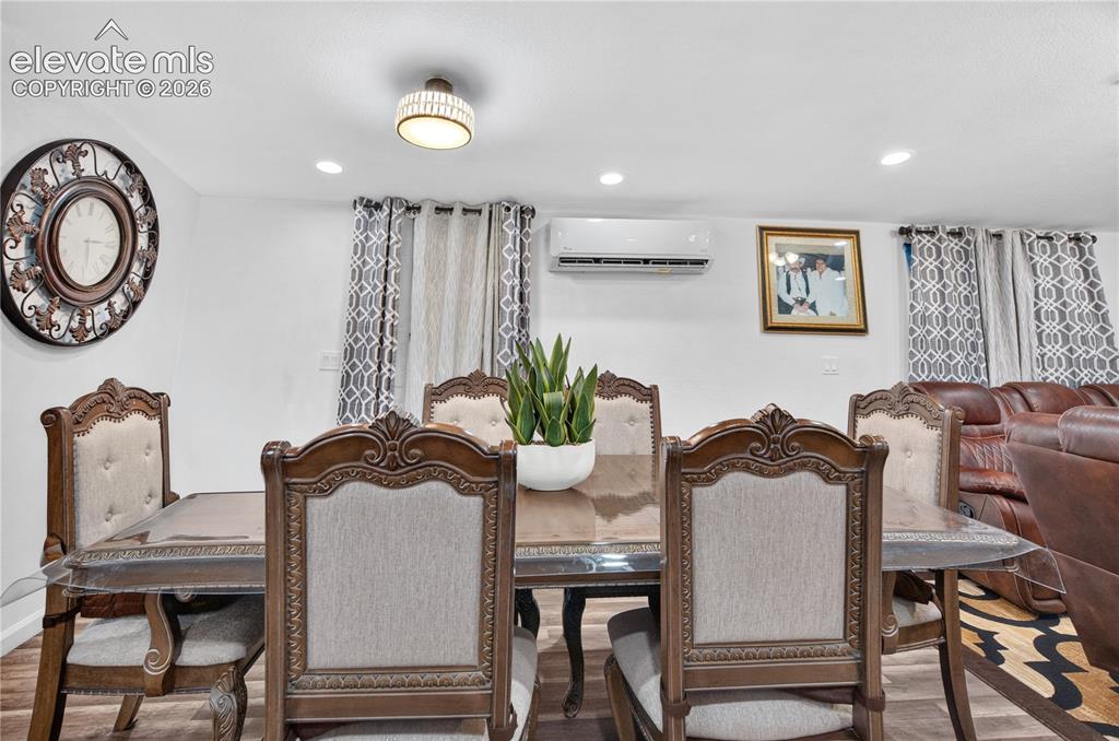 Image 20 of 44: Dining Area