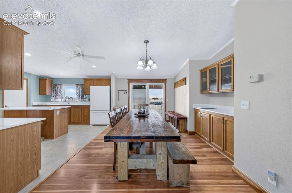 Image 5 of 50: Dining Area