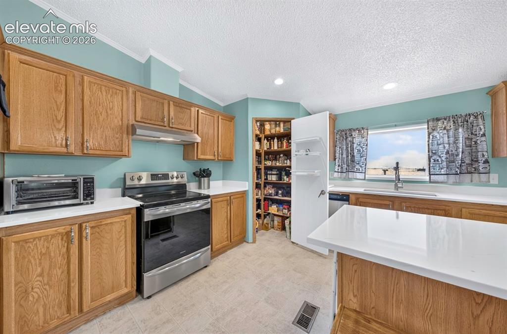 Image 6 of 50: Kitchen