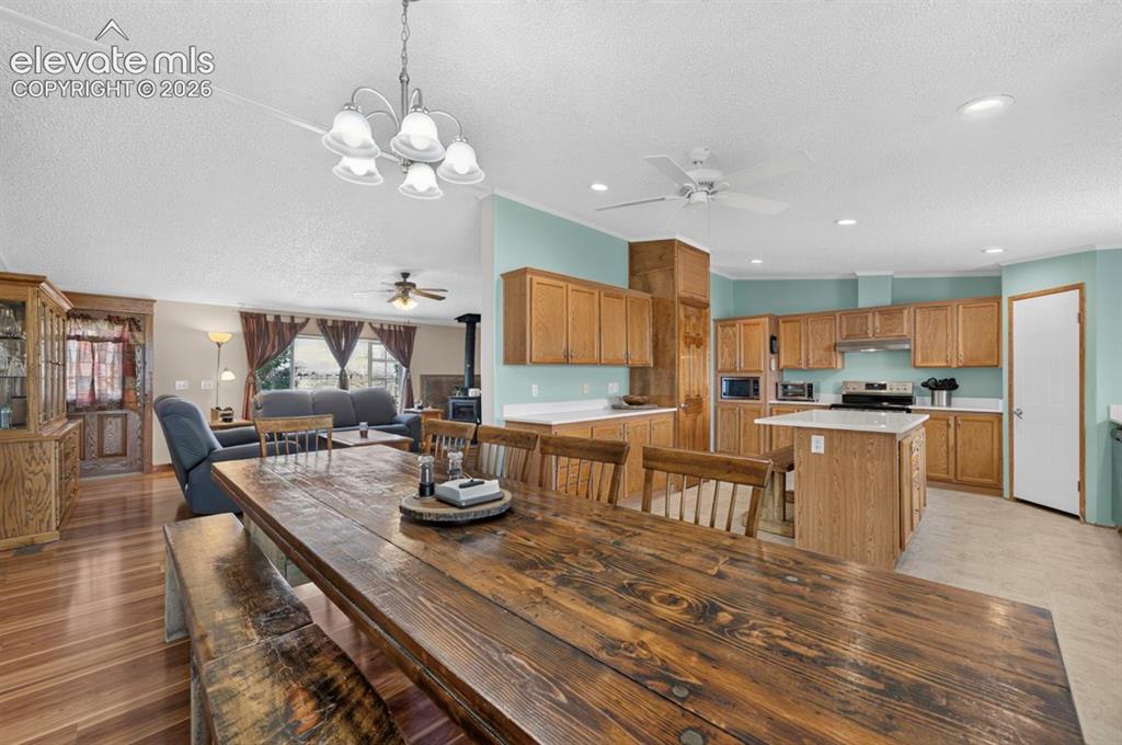 Image 8 of 50: Dining Area